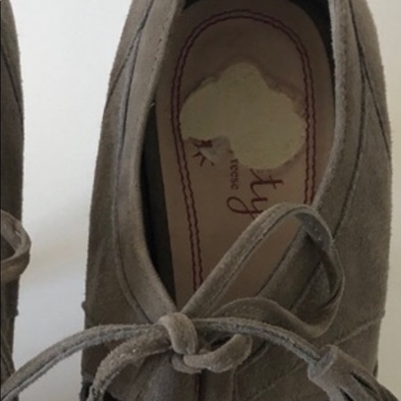 PLENTY BY TRACY REESE TAN SUEDE HEELS - Picture 12 of 12